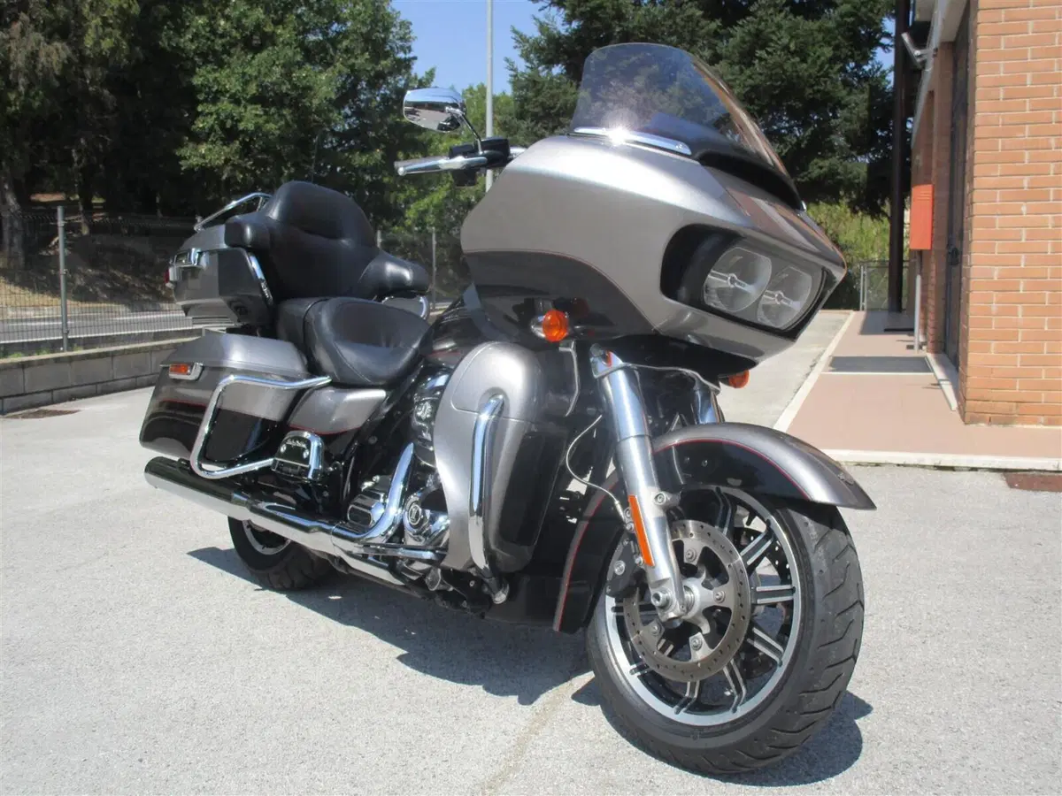 Harley-Davidson 107 Road Glide Ultra (2017 - 18) - FLTRU (2)
