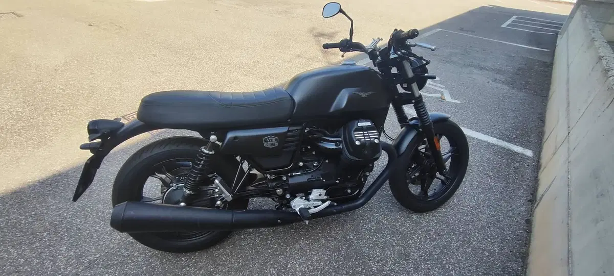 Moto Guzzi V7 III Stone Night Pack (2019 - 20) (2)