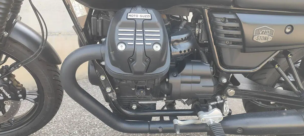 Moto Guzzi V7 III Stone Night Pack (2019 - 20) (3)