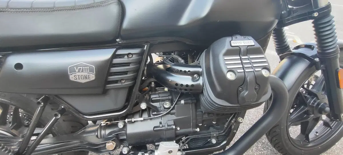 Moto Guzzi V7 III Stone Night Pack (2019 - 20) (7)