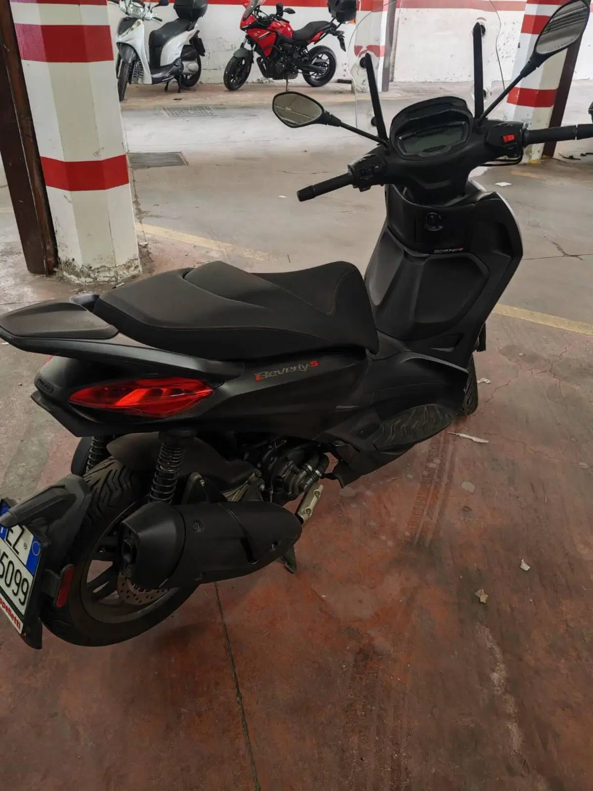 Piaggio Beverly 300 Hpe (2021) (2)