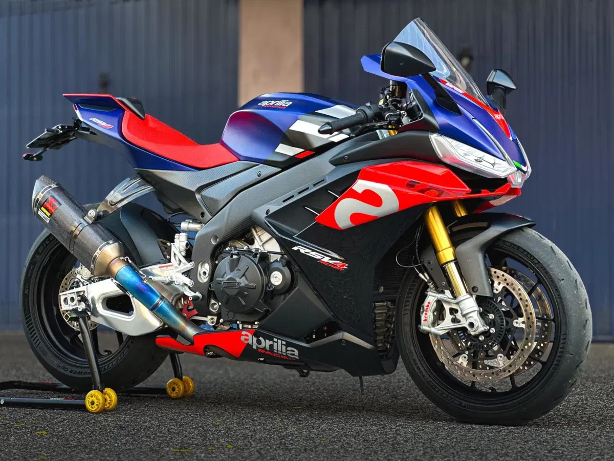 Aprilia RSV4 1100 Factory (2021 - 24) (2)