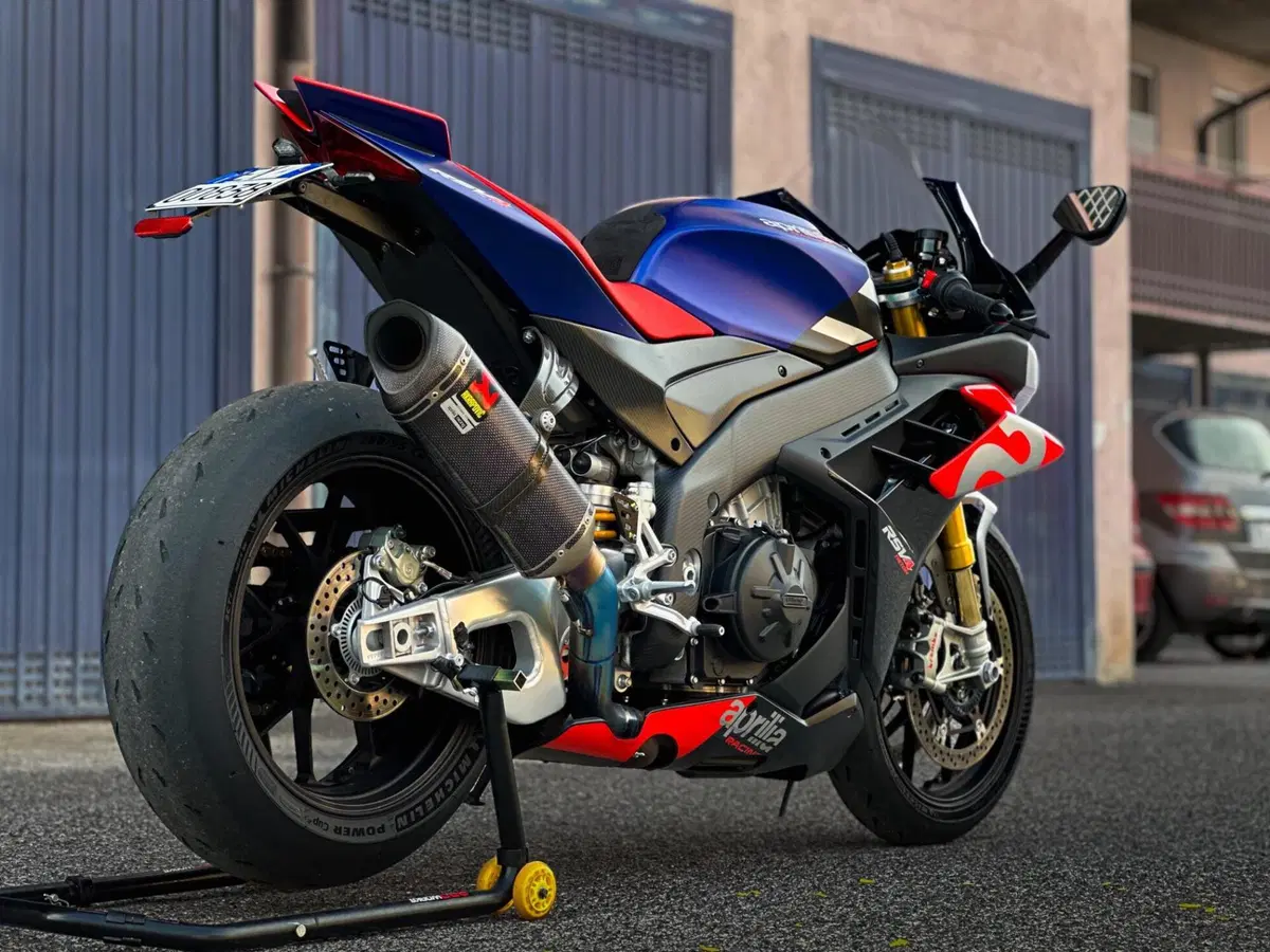 Aprilia RSV4 1100 Factory (2021 - 24) (4)