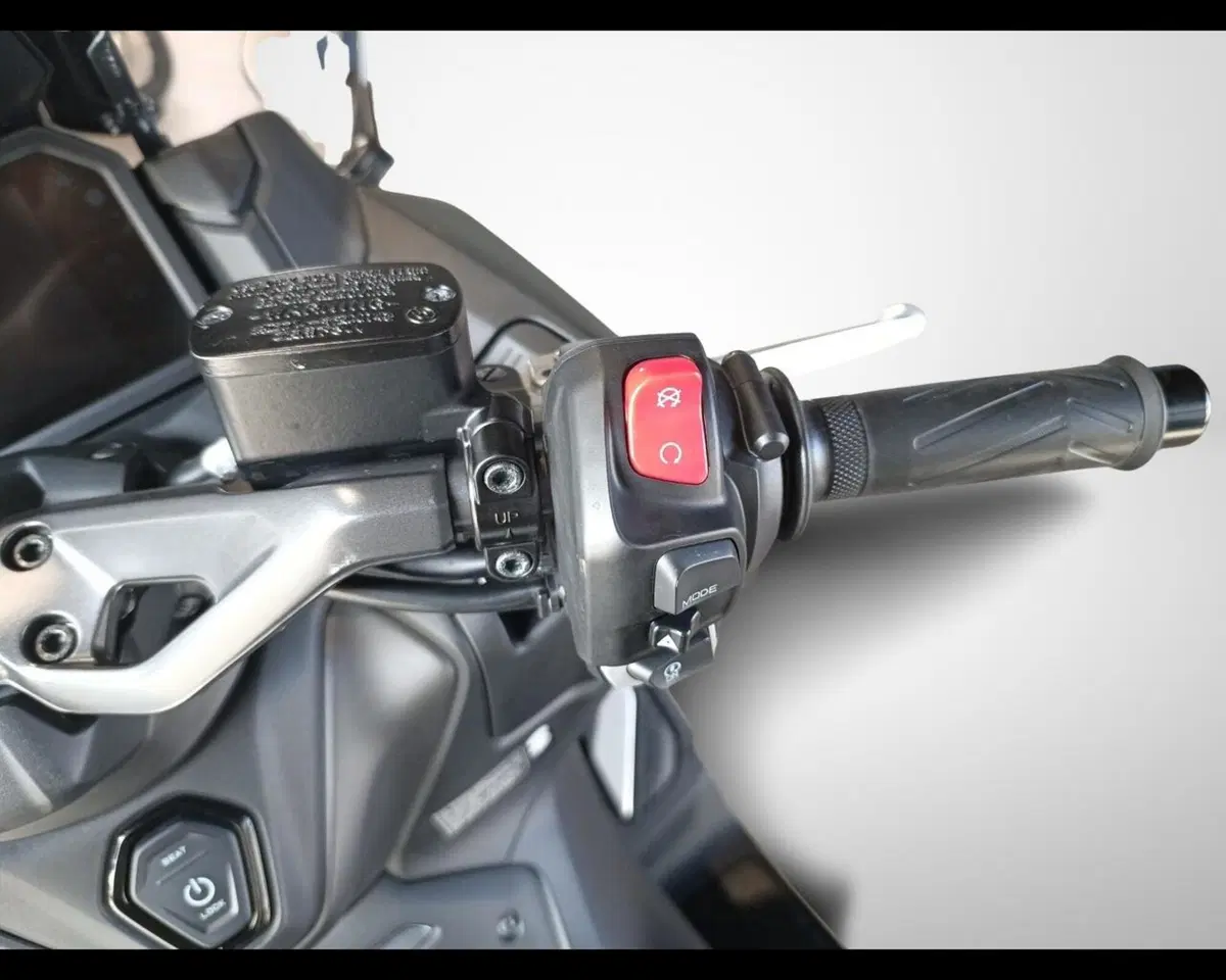 Yamaha T-Max 560 Tech Max (2025 - 26) (11)