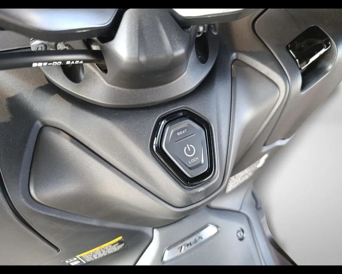Yamaha T-Max 560 Tech Max (2025 - 26) (12)