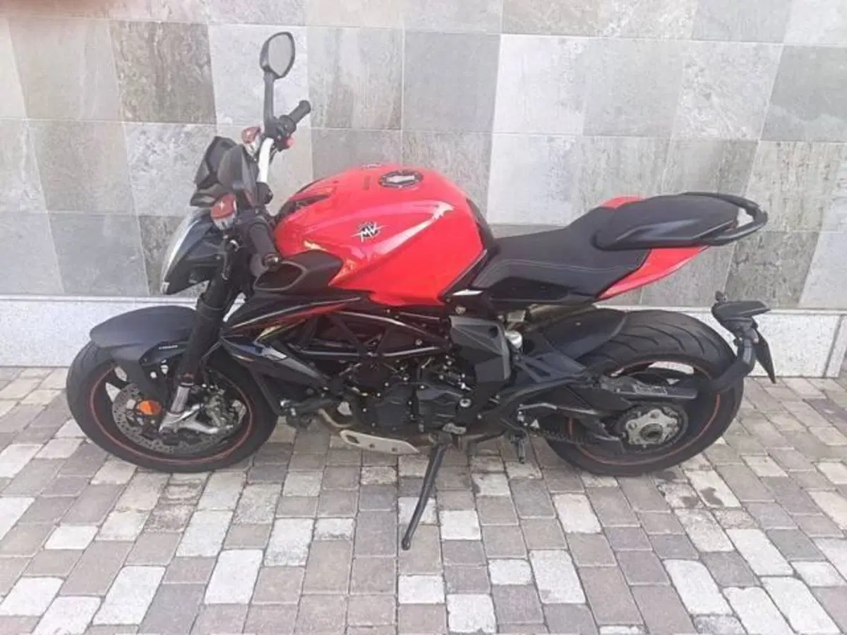 MV Agusta Brutale 800 Rosso (2021 - 23) (6)