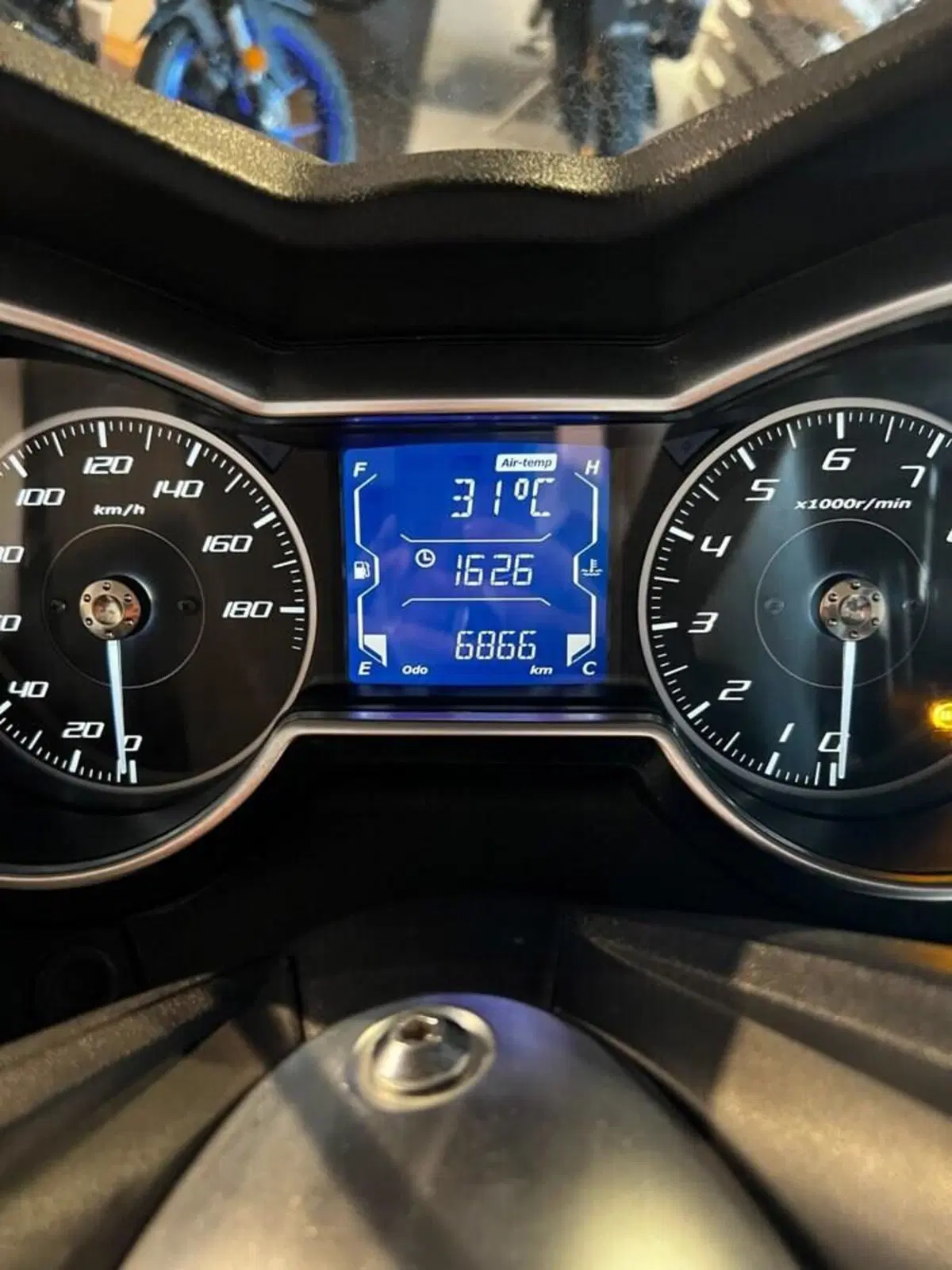 Yamaha X-Max 400 Iron Max (2019 - 20) (3)