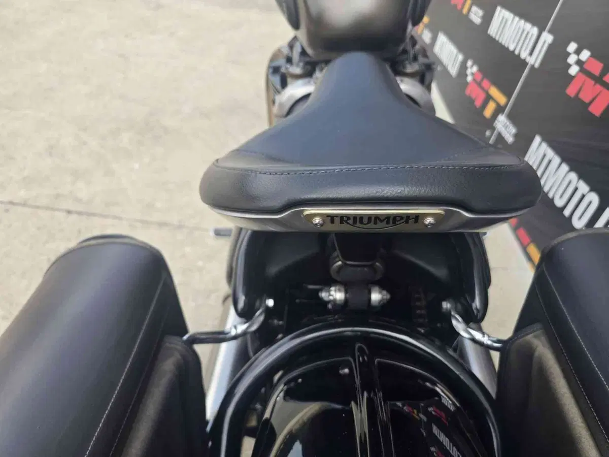 Triumph Bonneville Bobber 1200 (2017 - 20) (8)