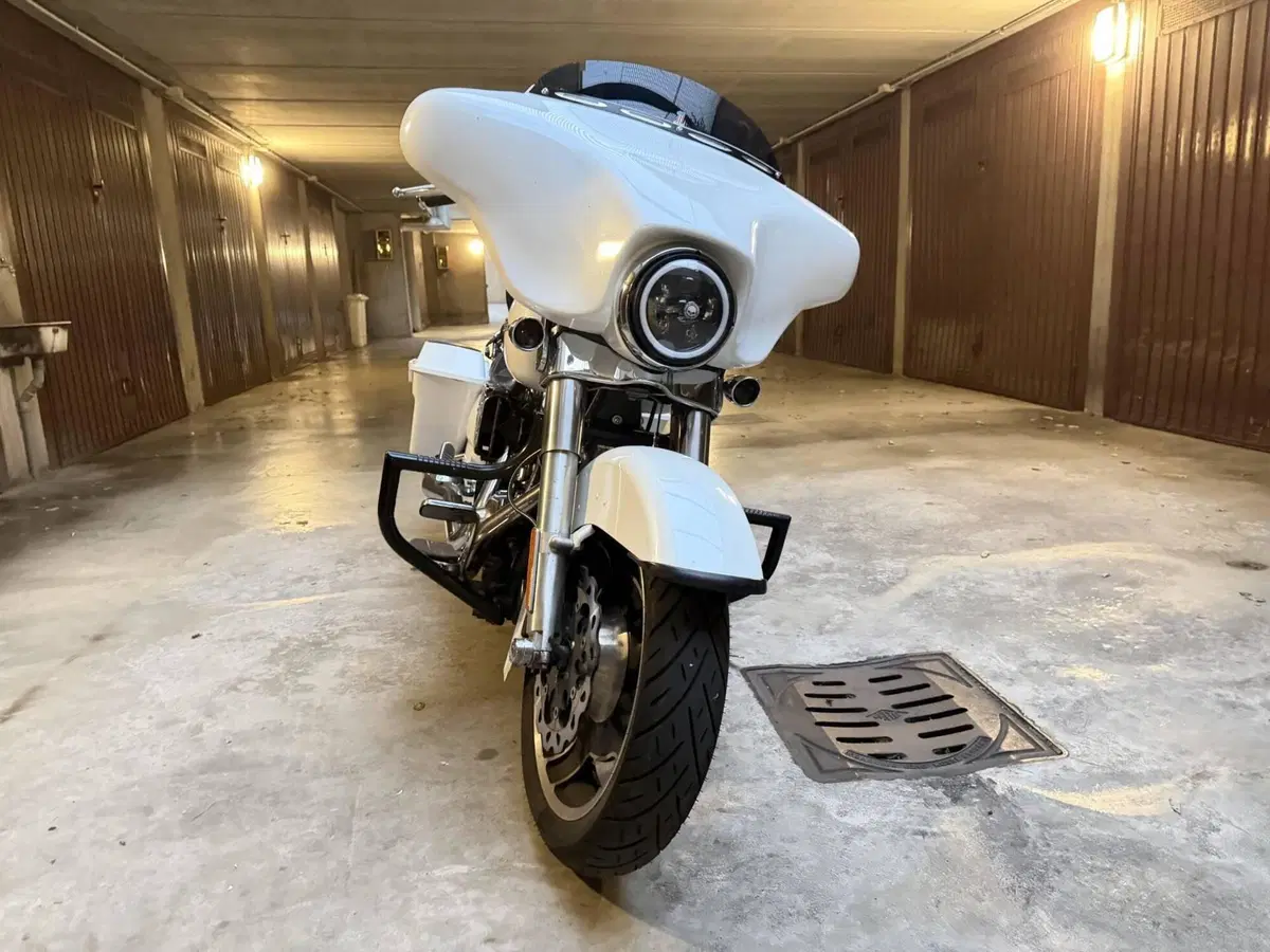 Harley-Davidson 1690 Street Glide (2011 - 13) - FLHX (3)