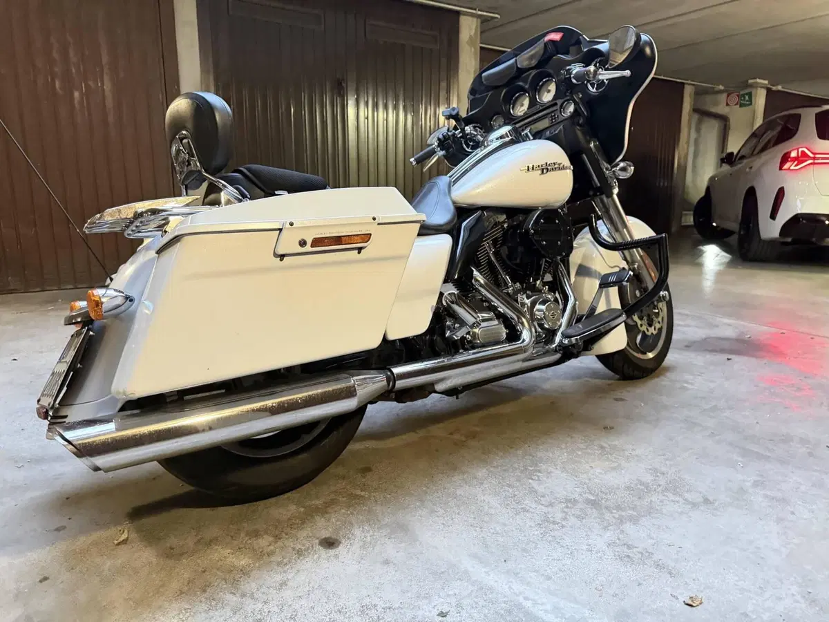 Harley-Davidson 1690 Street Glide (2011 - 13) - FLHX (5)