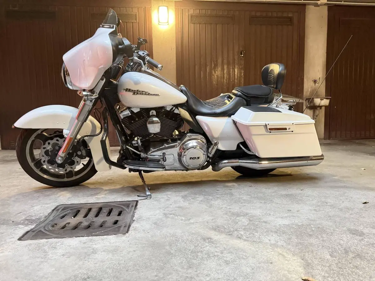 Harley-Davidson 1690 Street Glide (2011 - 13) - FLHX (2)
