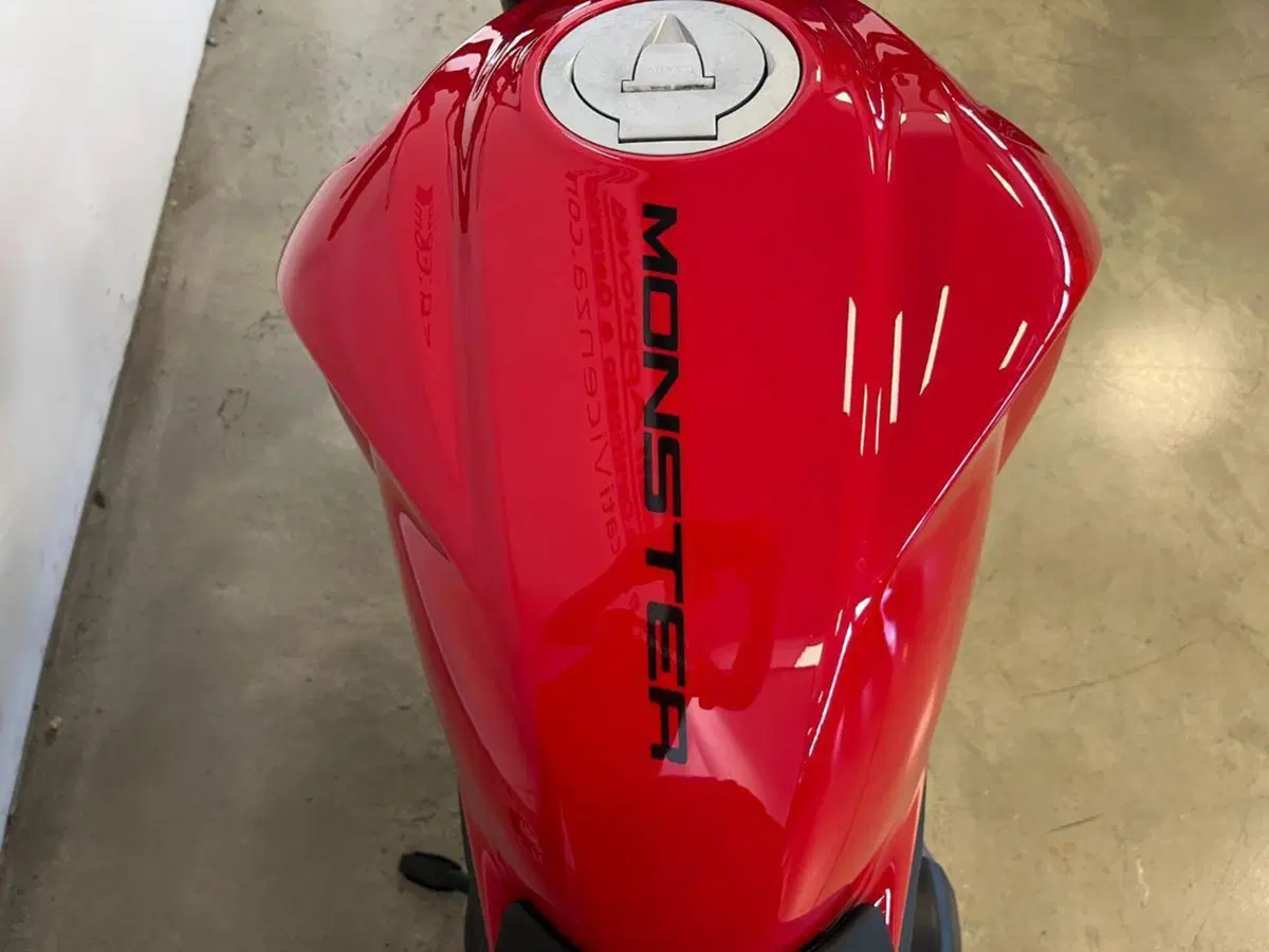 Ducati Monster 890 + (2026) (10)