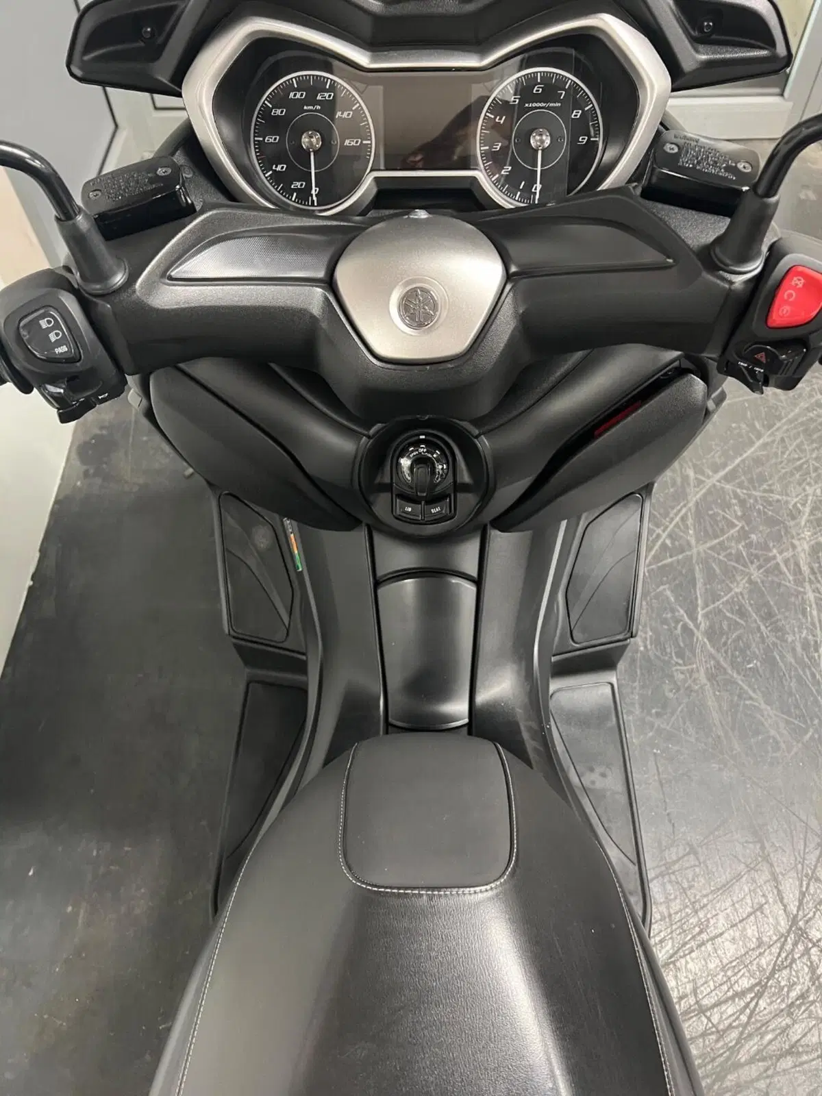 Yamaha X-Max 300 (2021 - 24) (8)