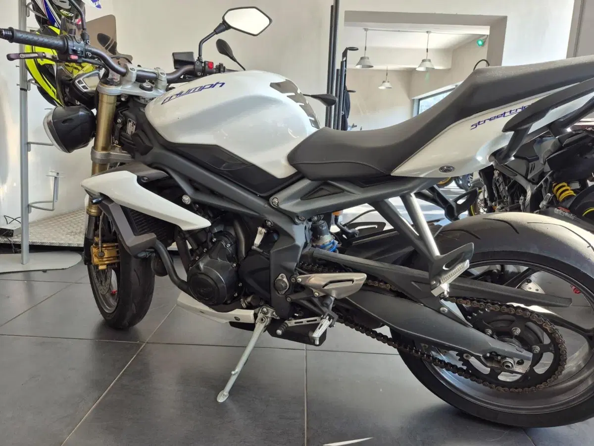 Triumph Street Triple (2013) (3)