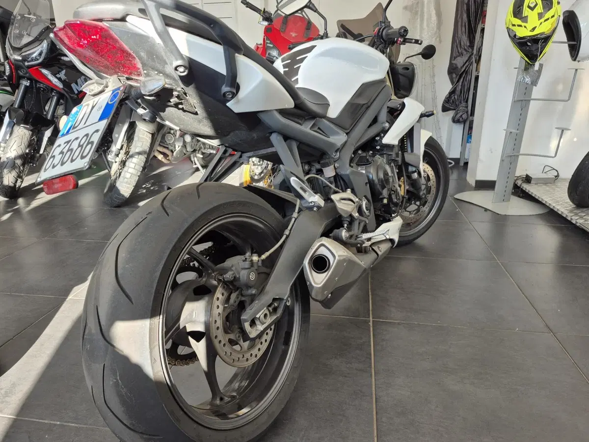 Triumph Street Triple (2013) (9)