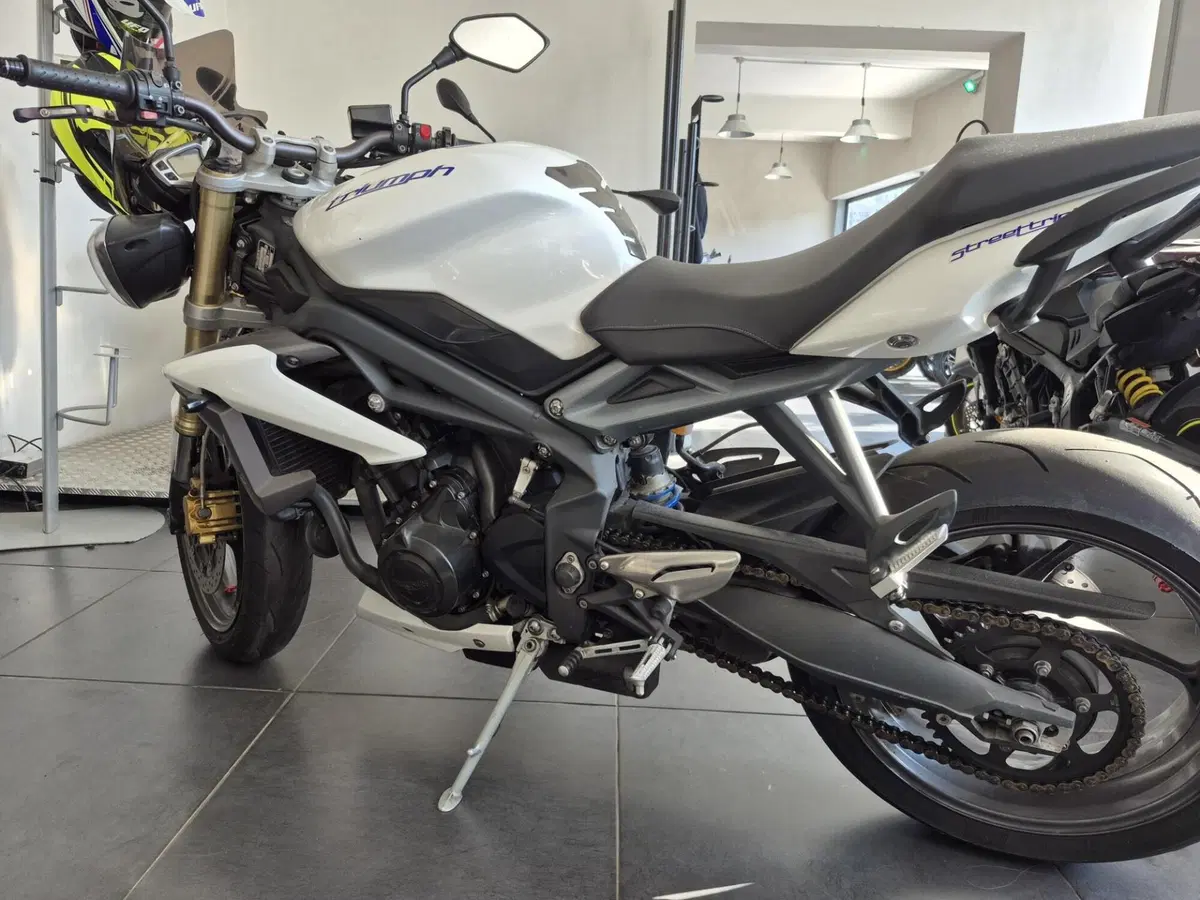 Triumph Street Triple (2013) (11)