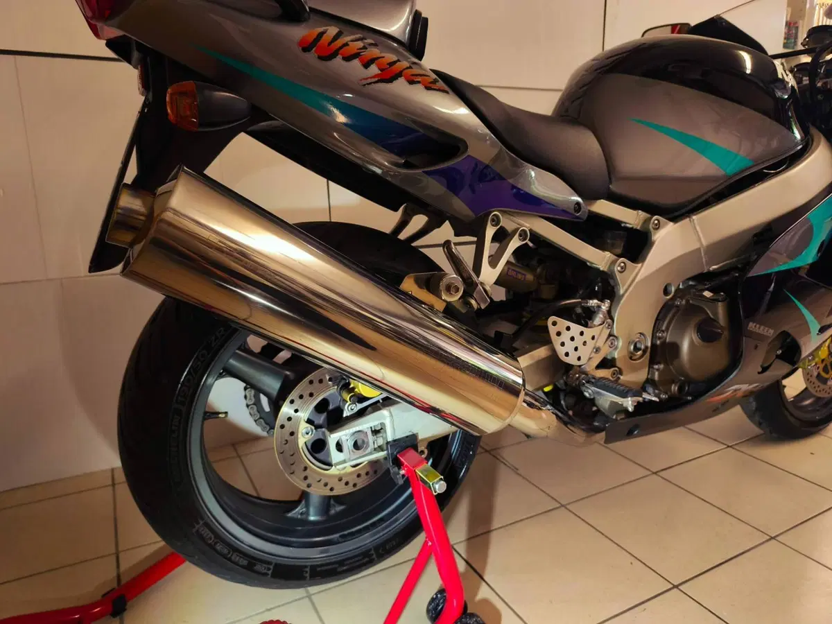 Kawasaki ZX-9R (4)
