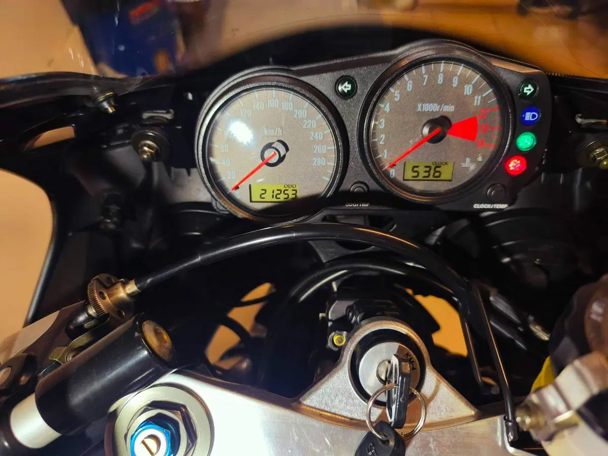 Kawasaki ZX-9R (5)