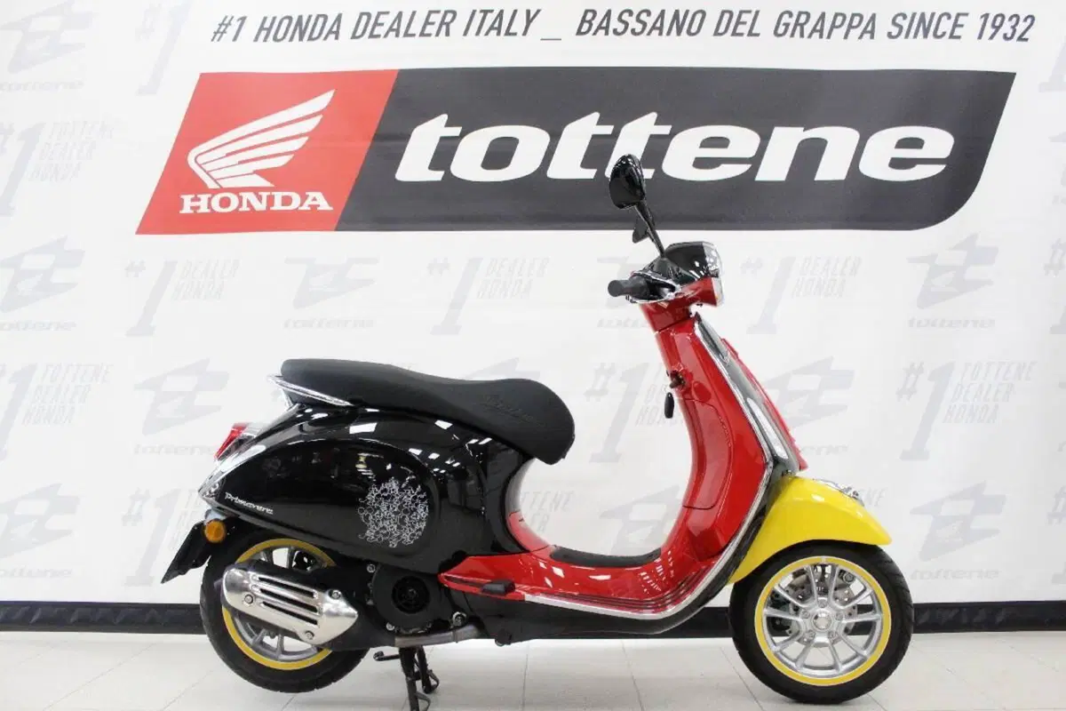 Vespa Primavera 125 Disney Mickey Mouse Edition by Vespa (2023 - 24)
