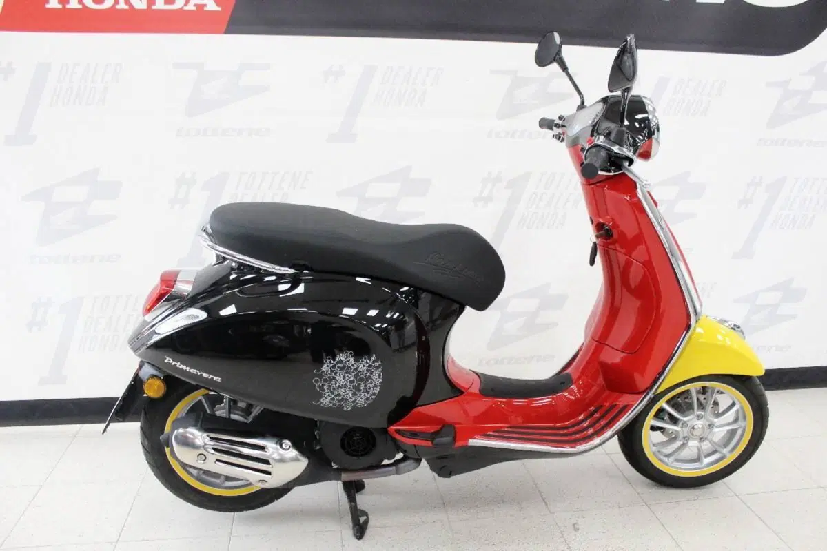 Vespa Primavera 125 Disney Mickey Mouse Edition by Vespa (2023 - 24) (2)