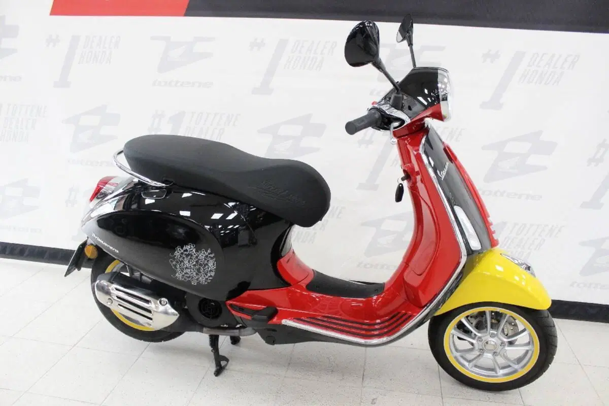 Vespa Primavera 125 Disney Mickey Mouse Edition by Vespa (2023 - 24) (3)