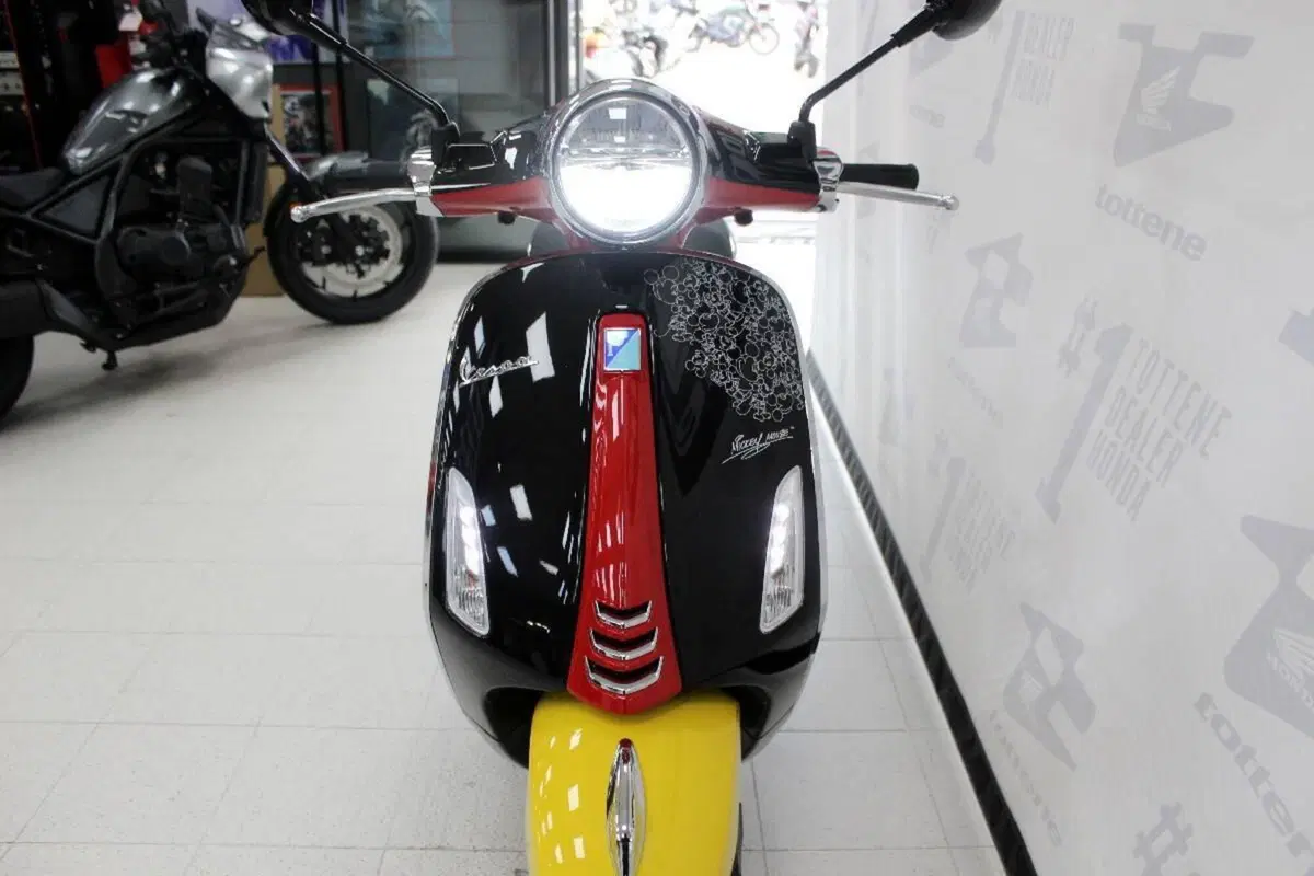 Vespa Primavera 125 Disney Mickey Mouse Edition by Vespa (2023 - 24) (4)