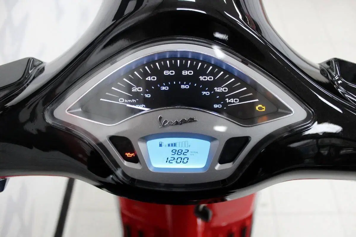 Vespa Primavera 125 Disney Mickey Mouse Edition by Vespa (2023 - 24) (6)