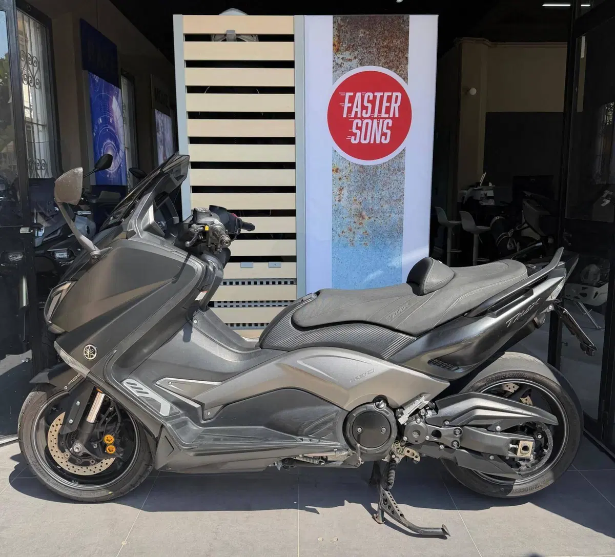 Yamaha T-Max 530 Iron Max ABS (2014 - 17) (2)