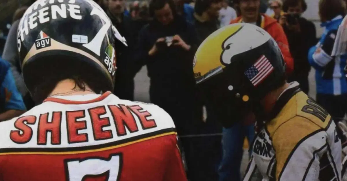 MotoGP 2026. GP del Regno Unito a Silverstone. All&rsquo;asta la tuta in pelle di Barry Sheene: &egrave; una replica, ma autografata da Roberts