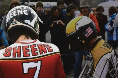 MotoGP 2026. GP del Regno Unito a Silverstone. All&rsquo;asta la tuta in pelle di Barry Sheene: &egrave; una replica, ma autografata da Roberts