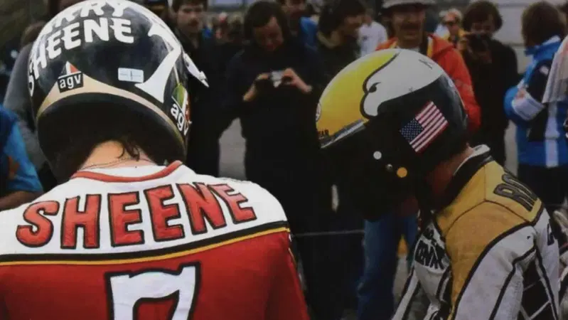 MotoGP 2026. GP del Regno Unito a Silverstone. All&rsquo;asta la tuta in pelle di Barry Sheene: &egrave; una replica, ma autografata da Roberts