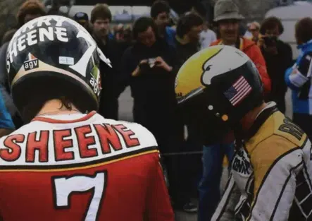 All’asta la tuta in pelle di Barry Sheene: è una replica, ma autografata da Roberts