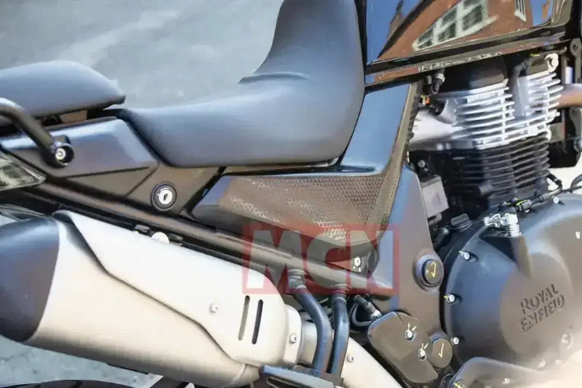 Royal Enfield Himalayan 750, ci siamo quasi: la versione definitiva è già su strada verso EICMA 2026 (9)