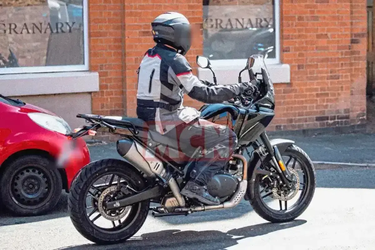 Royal Enfield Himalayan 750, ci siamo quasi: la versione definitiva è già su strada verso EICMA 2026 (3)