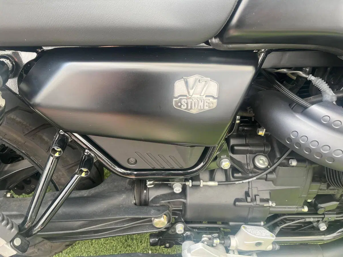 Moto Guzzi V7 Stone (2021 - 24) (6)