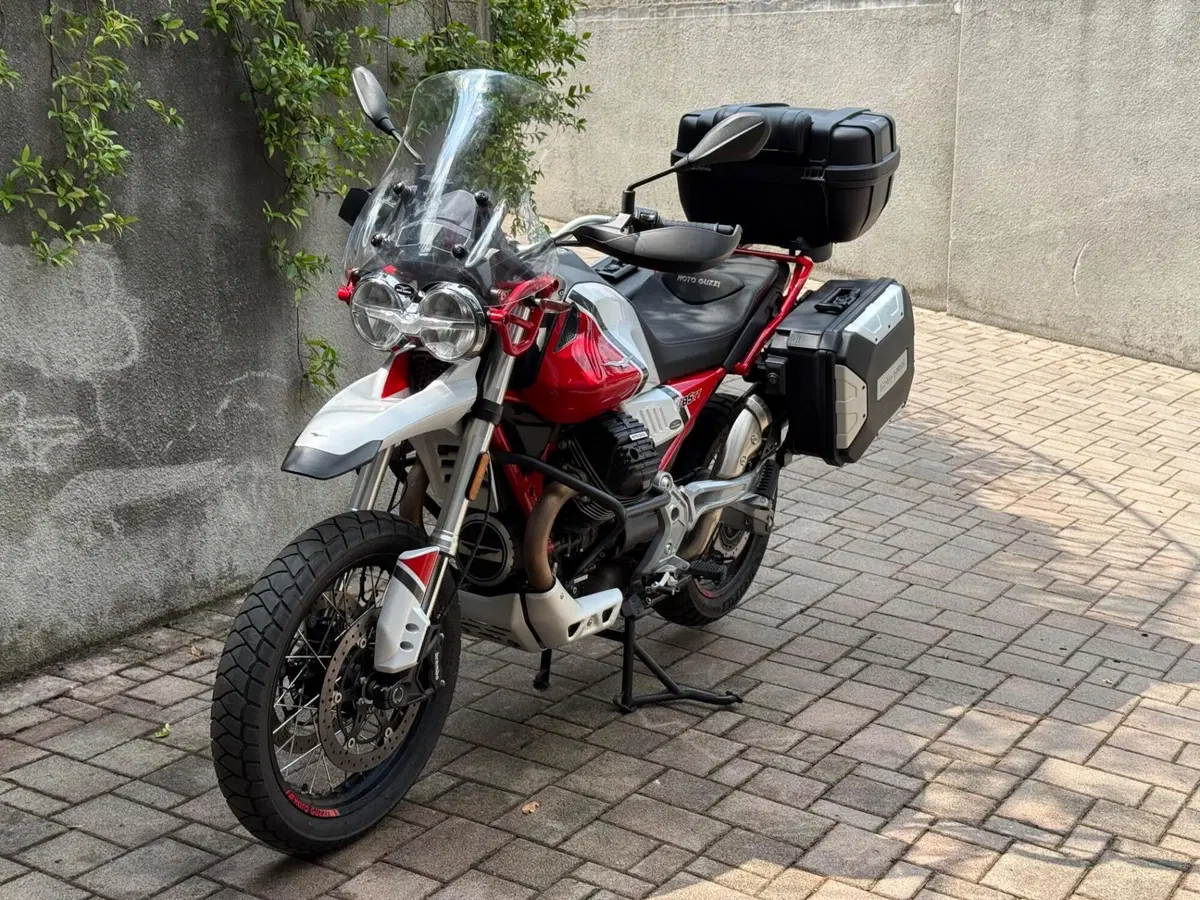 Moto Guzzi V85 TT Evocative Graphics (2019 - 20) (2)