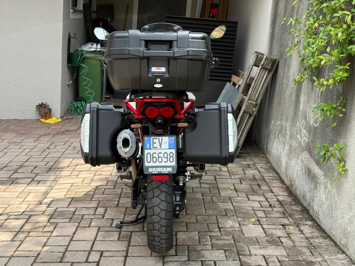 Moto Guzzi V85 TT Evocative Graphics (2019 - 20) (3)