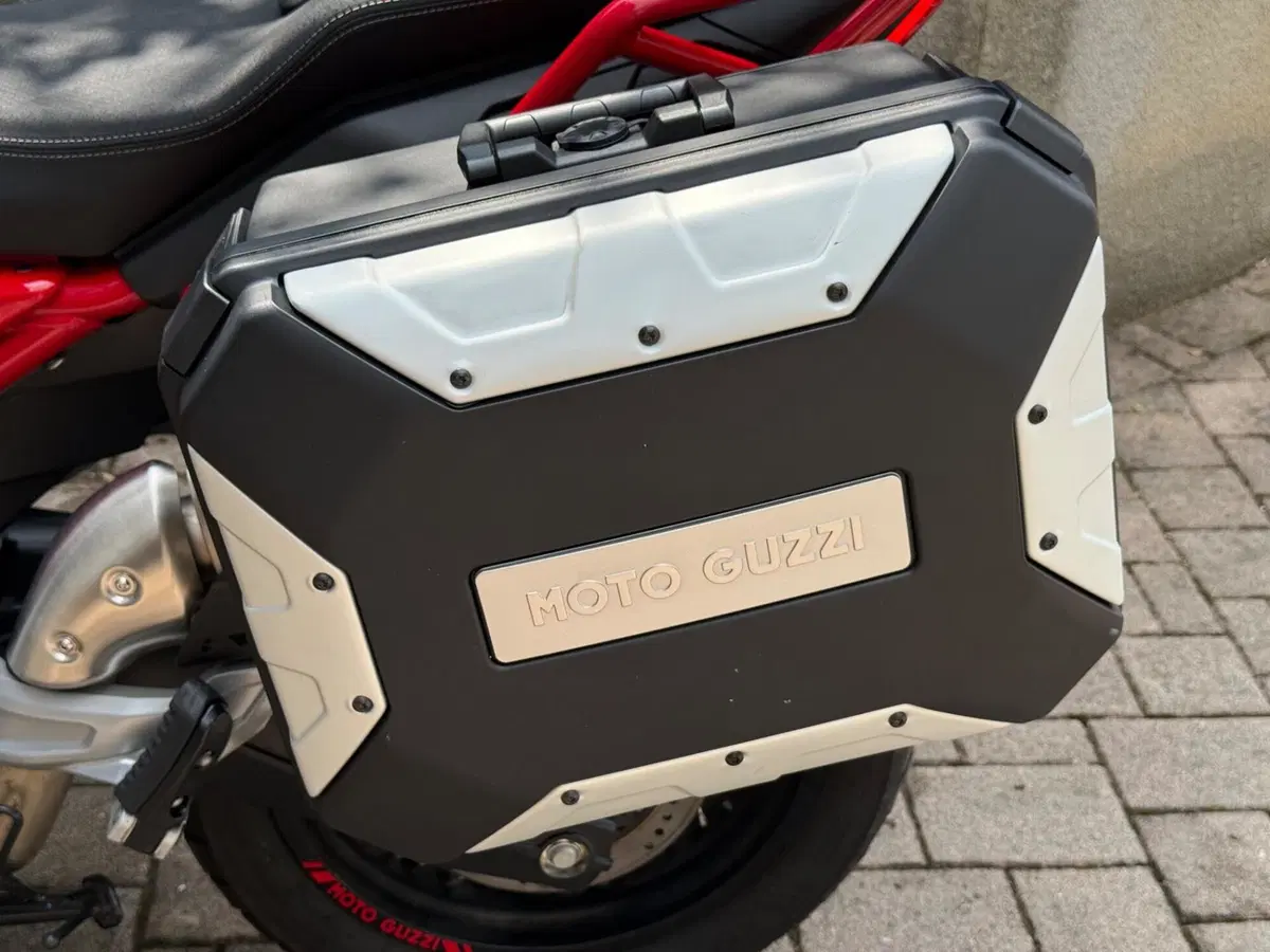 Moto Guzzi V85 TT Evocative Graphics (2019 - 20) (5)