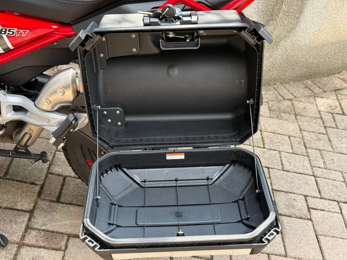 Moto Guzzi V85 TT Evocative Graphics (2019 - 20) (6)