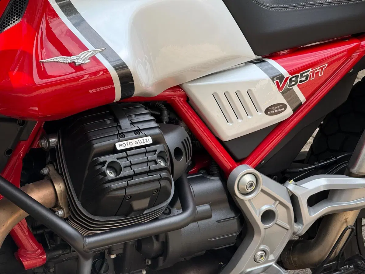 Moto Guzzi V85 TT Evocative Graphics (2019 - 20) (7)