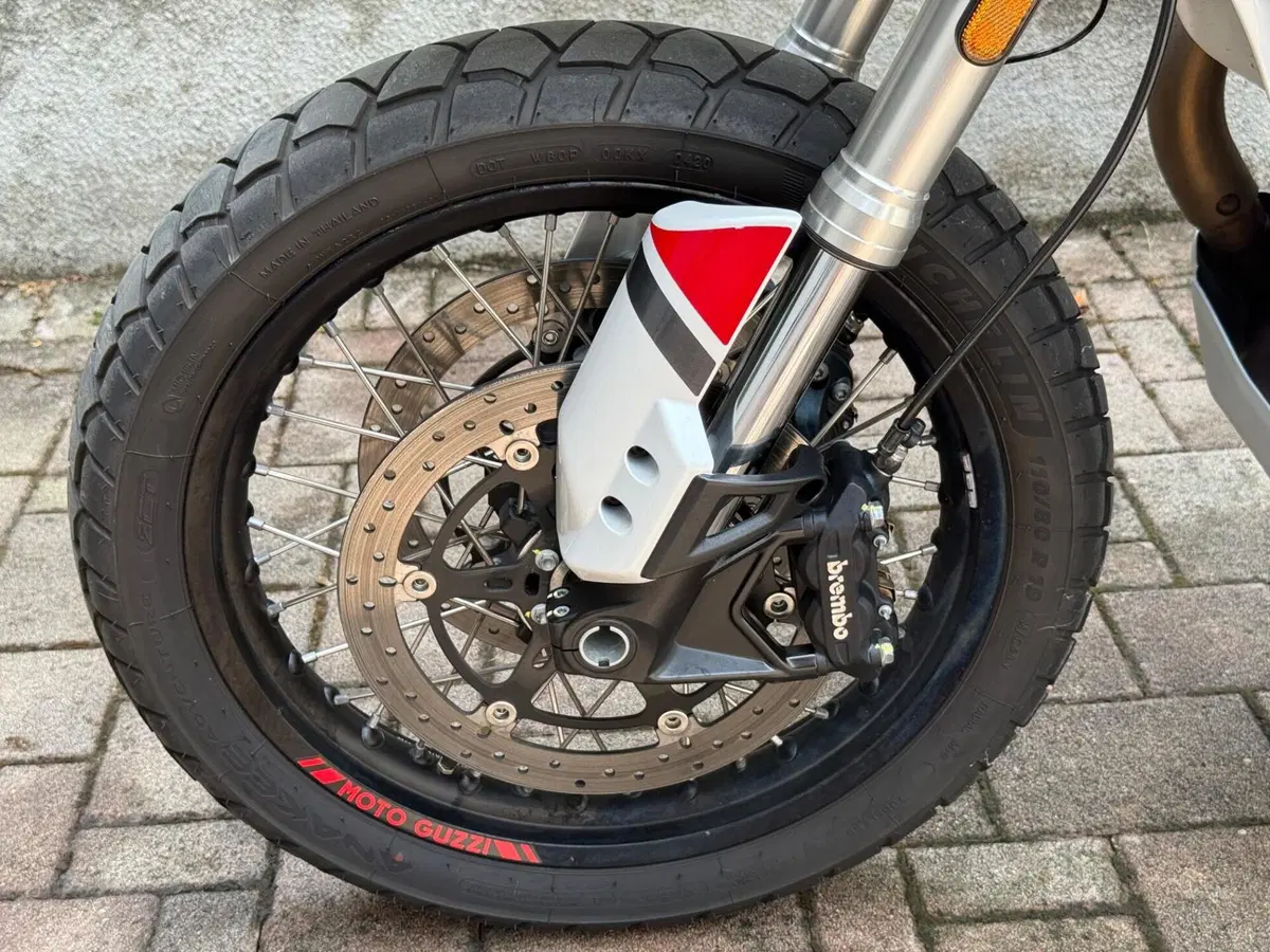 Moto Guzzi V85 TT Evocative Graphics (2019 - 20) (8)
