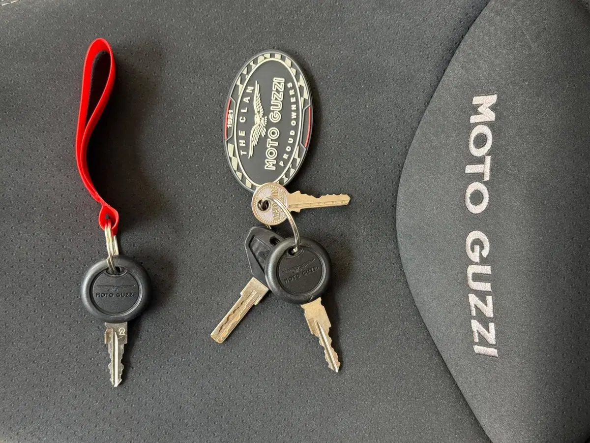 Moto Guzzi V85 TT Evocative Graphics (2019 - 20) (9)
