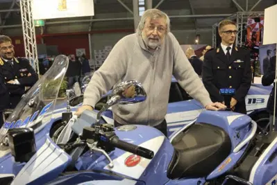 Addio a Francesco Guccini, che non aveva la patente ma amava i motori