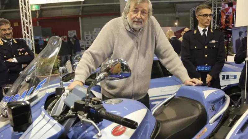 Addio a Francesco Guccini, che non aveva la patente ma amava i motori