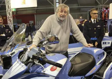 Addio a Francesco Guccini, che non aveva la patente ma amava i motori