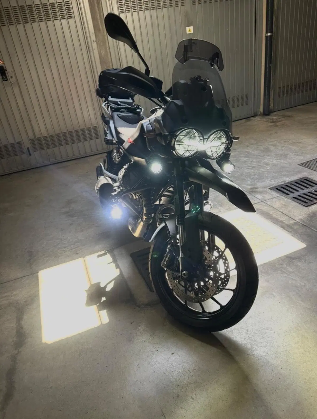 Moto Guzzi V85 Strada (2024 - 26)