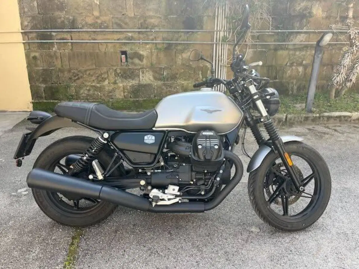 Moto Guzzi V7 Stone (2021 - 24)
