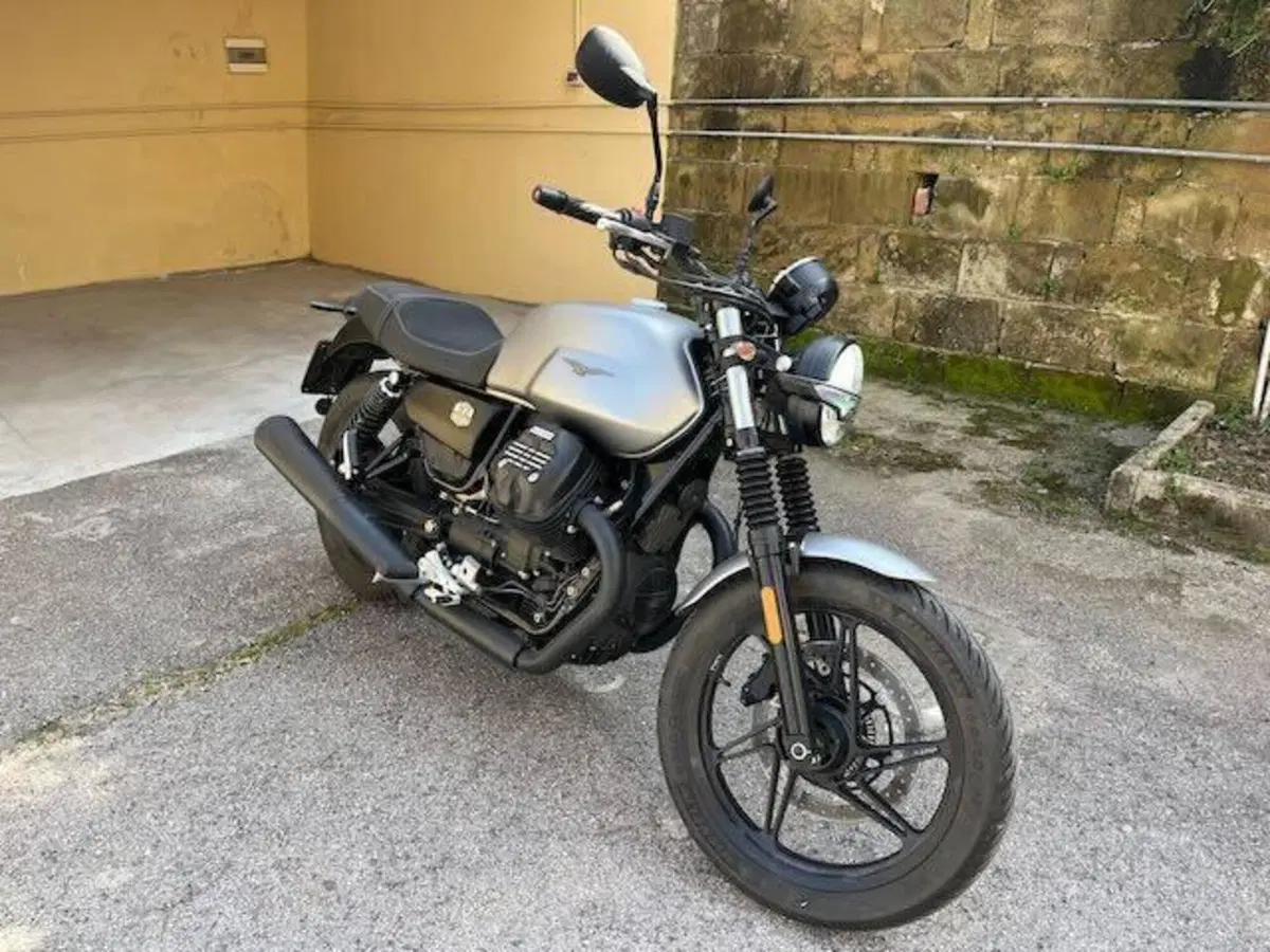Moto Guzzi V7 Stone (2021 - 24) (2)