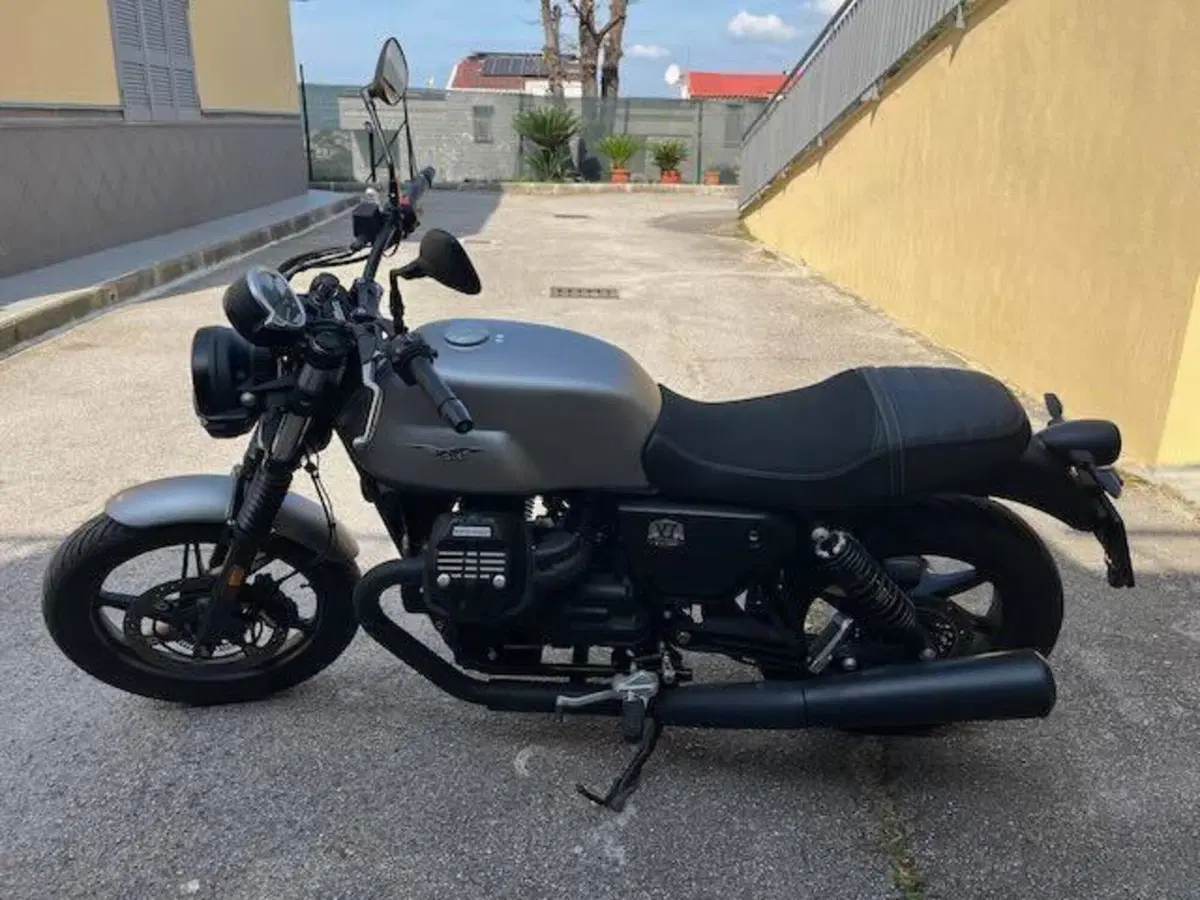 Moto Guzzi V7 Stone (2021 - 24) (3)