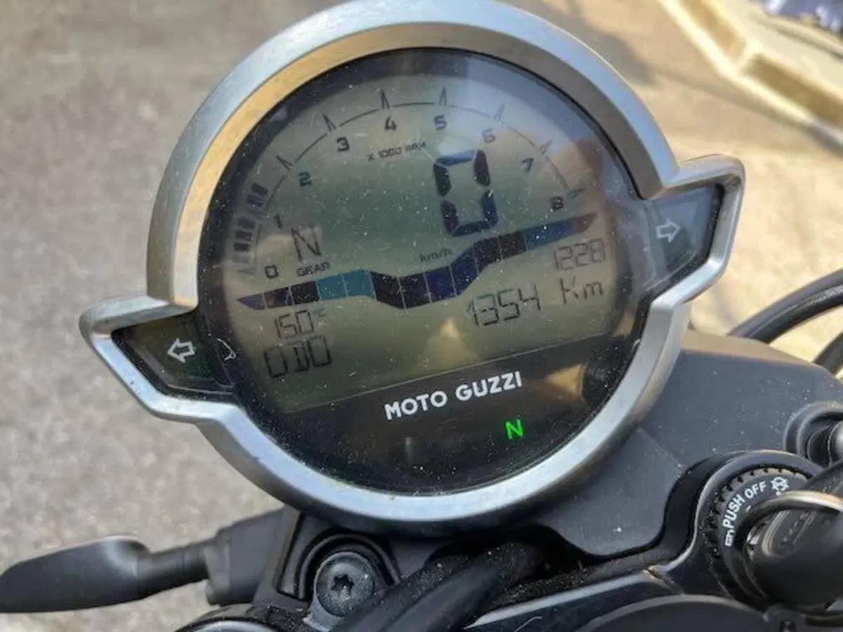 Moto Guzzi V7 Stone (2021 - 24) (4)
